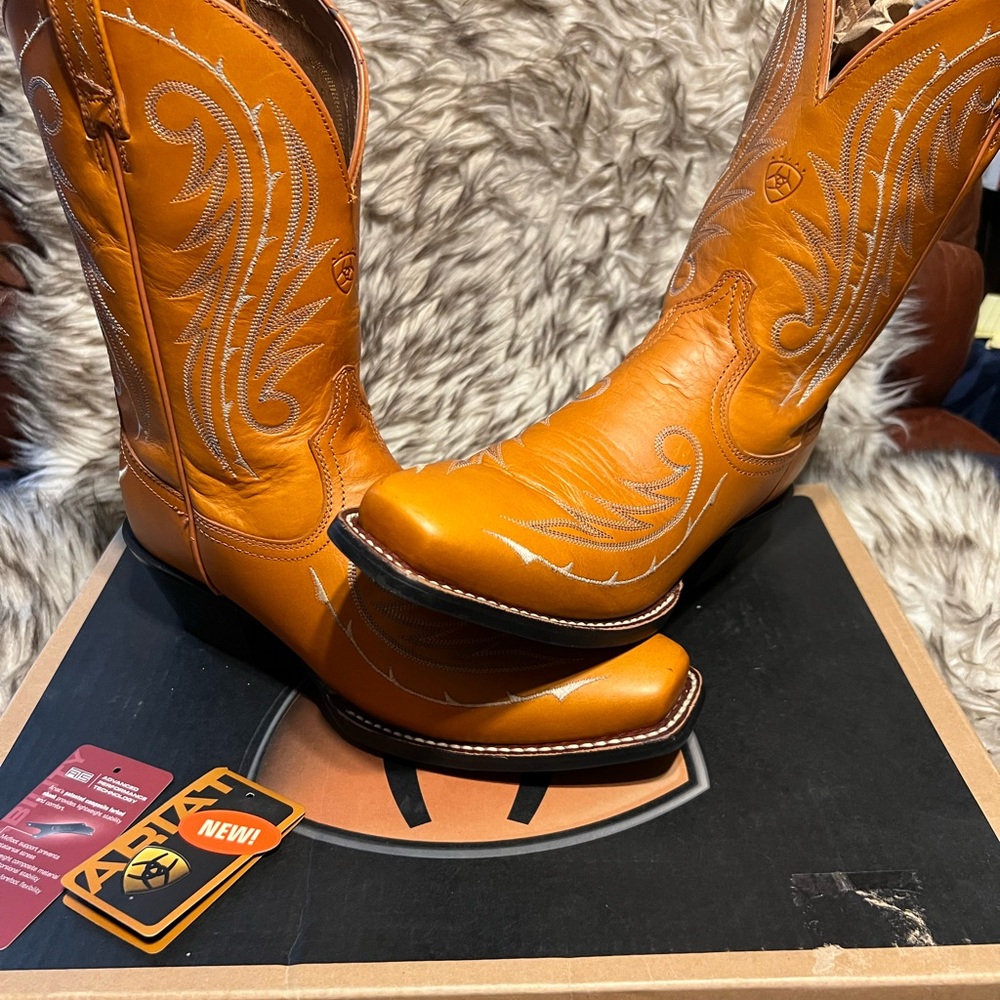 ARIAT WOMEN Leather Cowboy Boots in Rich Honey Brown Sz 9.5 B (like new)